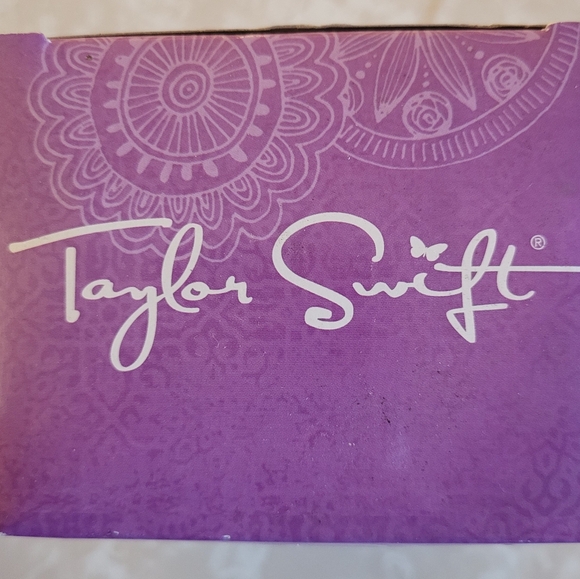 Taylor Swift X-mas Ornament - Picture 2 of 4